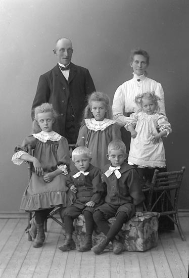 Enligt fotografens journal nr 2 1909-1915: "Magnusson, Lars Hussbo, Jörlanda".