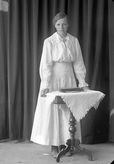 Enligt fotografens journal nr 3 1916-1917: "Abrahamsson, Elin Inlag Här".