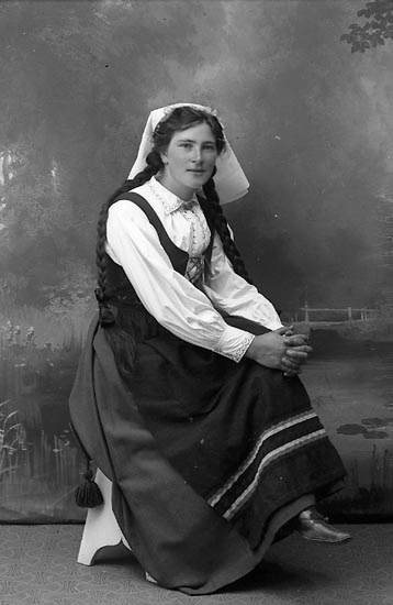 Enligt fotografens journal Lyckorna 1909-1918: "Mattsson, Anna Häggeröd, Ljungskile".