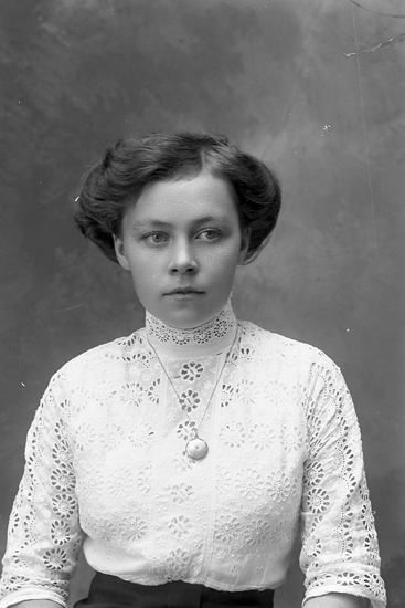 Enligt fotografens journal Lyckorna 1909-1918: "Högström, Olga Ljungskile".