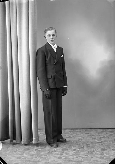 Enligt fotografens journal nr 6 1930-1943: "Ivarsson, Nils Hammar Stenungsund".