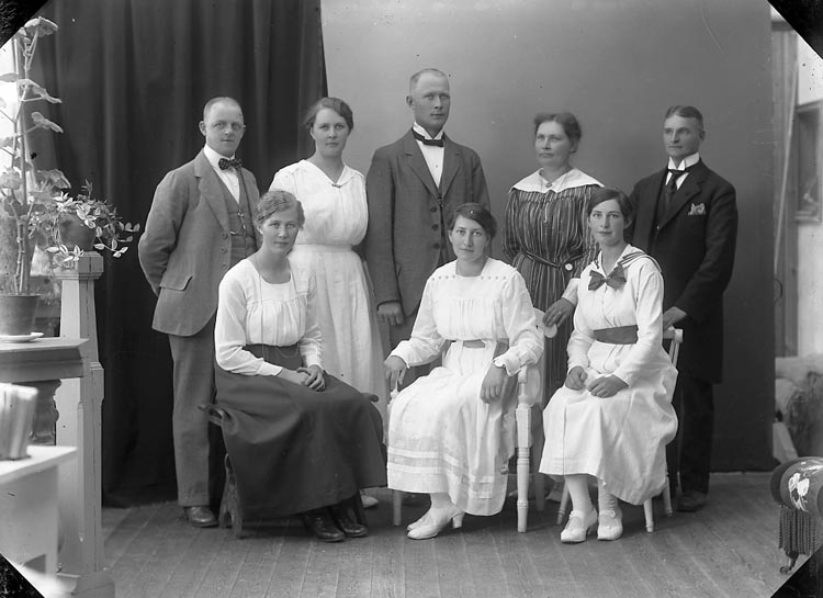 Enligt fotografens journal nr 4 1918-1922: "Karlsson, Jenny Här".