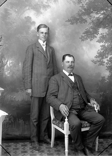 Enligt fotografens journal Lyckorna 1909-1918: "Andersson, Herr J., Särla Lyckorna".