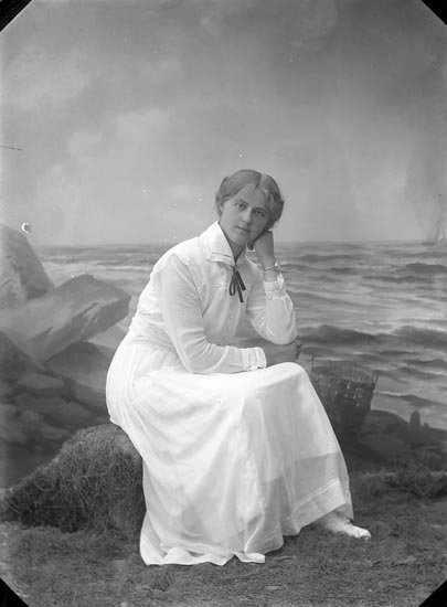 Enligt fotografens journal nr 2 1909-1915: "Pettersson, Fr. Frida Fagervik Ön".