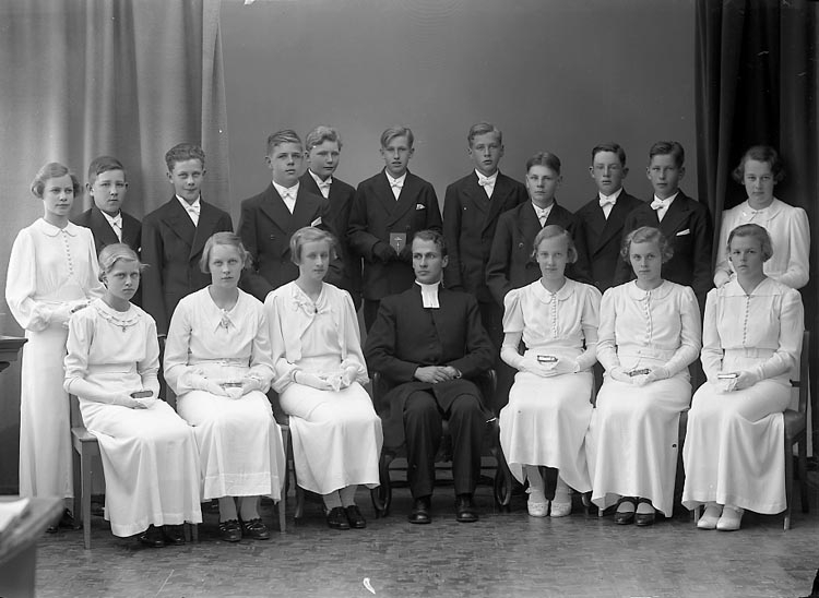 Enligt fotografens journal nr 5 1930-1943: "Rhedin, Pastor Norums Läsbarn".