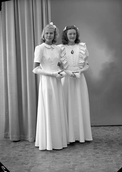 Enligt fotografens journal nr 7 1944-1950: "Strandberg, Fr. Birgit Här".
Enligt fotografens notering: "Birgit S. o Ingela Wahlström, Stenungsund".