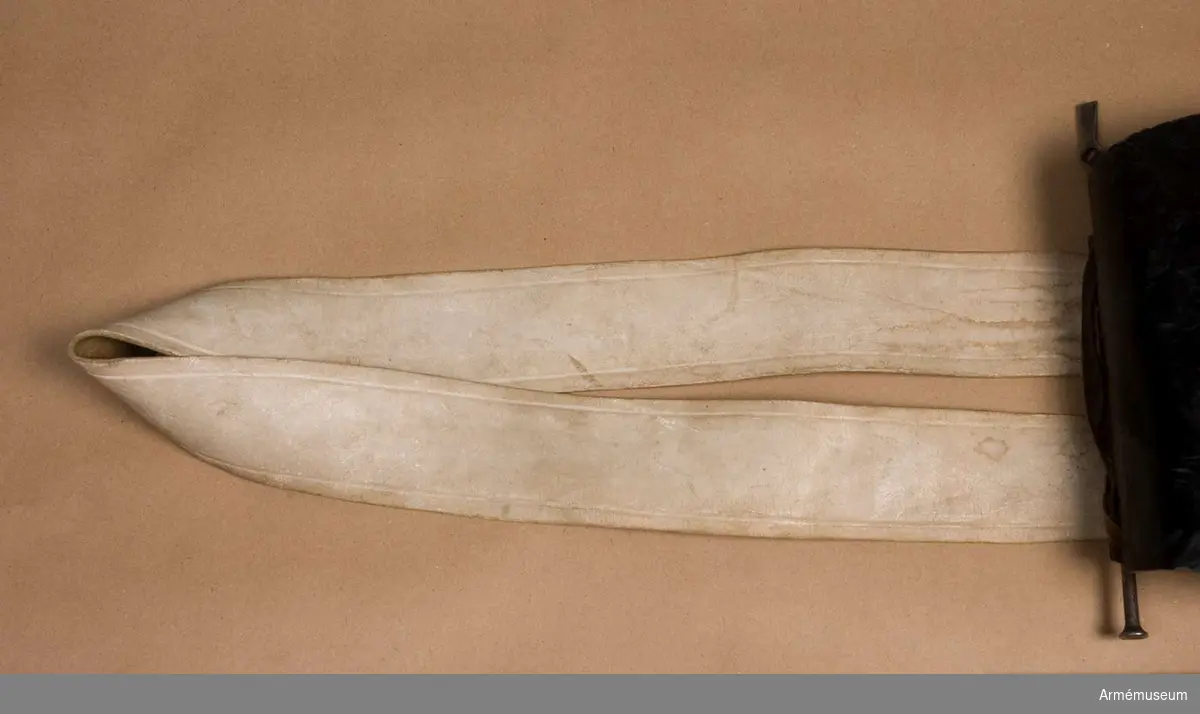 Grupp C II.
För Gardets kavalleri. Ryssland 1820-30-tal.
Av vitt läder med pressad kant (lossin). På ändarna två smala remmar med vilka remmen fästes vid patronväskans knappar.