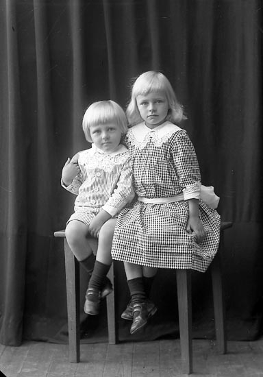 Enligt fotografens journal nr 2 1909-1915: "Steen, Ulla".
Enligt fotografens notering: "Ulla och Erik Steen, Ön".