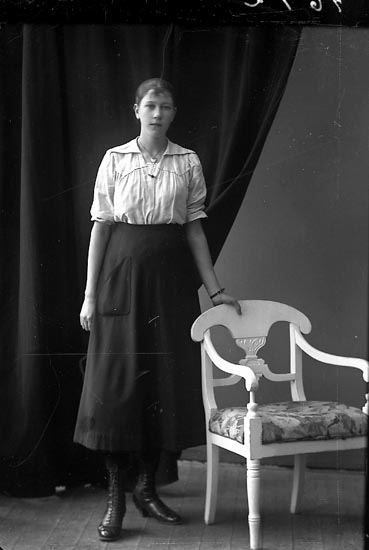 Enligt fotografens journal nr 4 1918-1922: "Palm, Ingrid Grössbacke, Spekeröd".