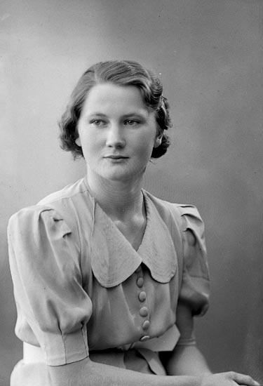Enligt fotografens journal nr 6 1930-1943: "Olausson, Hanna adr. Sandberg Stenungsund".