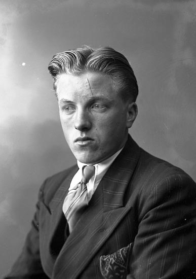 Enligt fotografens journal nr 6 1930-1943: "Gustafsson, Sven Allan Gullberg Ellös".