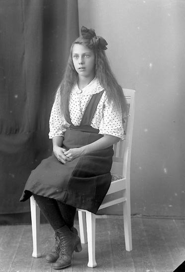Enligt fotografens journal nr 4 1918-1922: "Karlsson, Märta Ödsmål".