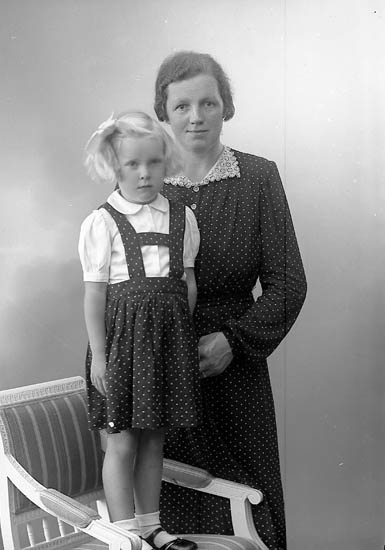 Enligt fotografens journal nr 7 1944-1950: " Berntsson, Fru Elin Munkeröd Här".