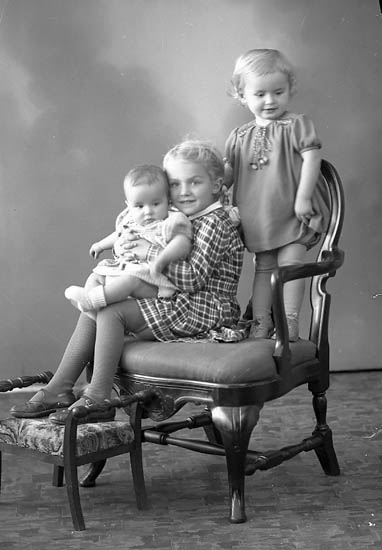 Enligt fotografens journal nr 6 1930-1943: "Rhedin, Pastorn med barnen".