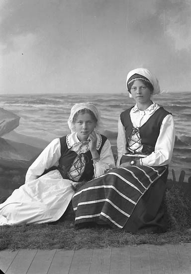 Enligt fotografens journal nr 3 1916-1917: "Olsson, Ida Sörby Hjälteby nationaldräkt".