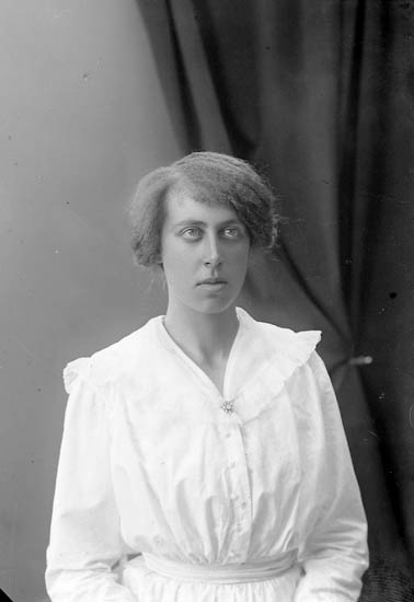 Enligt fotografens journal nr 4 1918-1922: "Olsson, Ellen Fjällebro, Hjälteby".