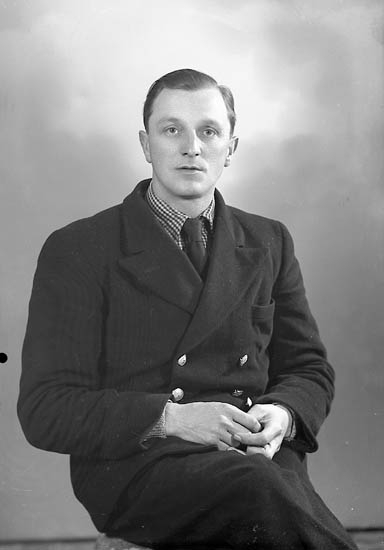 Enligt fotografens journal nr 7 1944-1950: "Järvå, Herr Åke Solliden Stenungsund".