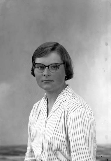 Enligt fotografens journal nr 8 1951-1957: "Magnusson, Karin Birgitta Stenungsund".