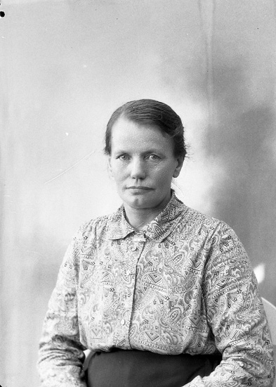 Enligt fotografens journal nr 5 1923-1929: "Andersson, Fru Mathilda, Låka, Höviksnäs".