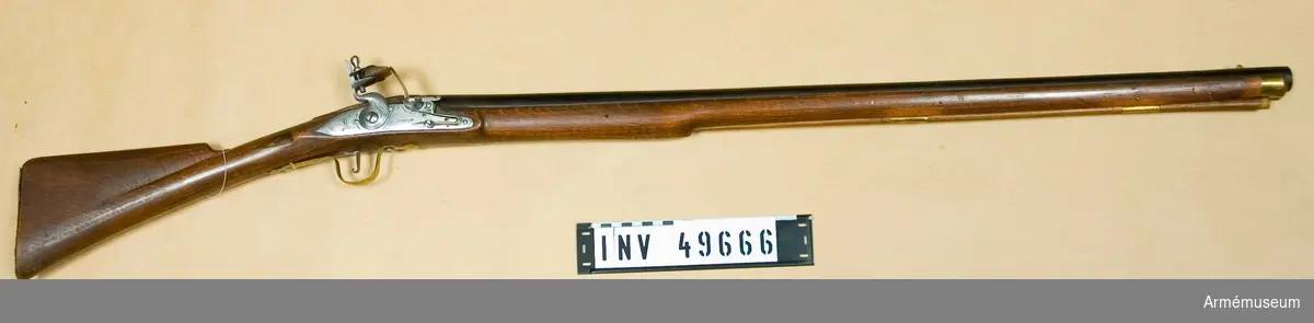 Grupp E XIV.
Afrikanskt gevär med flintlås. Barker. Loppets relativa längd är 50 kal. På pipan och kolven står  siffrorna 233.