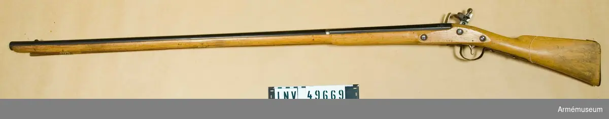 Grupp E XIV.
Loppets relativa längd är 67 kal. Afrikanskt gevär med flintlås. Pipan är blåanlöpt. På pipan och kolven "233".