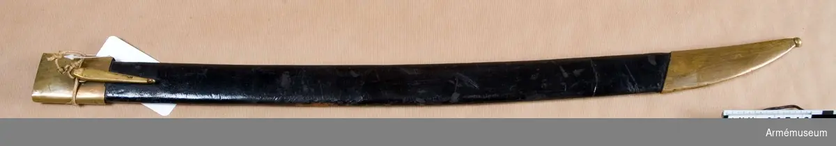 Grupp D II.

Baljan är av svart läder med mässingsbeslag. 
På koppelhakens utsida samt på insidan av släpskon förekommer provstämpel.