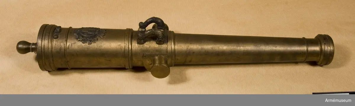 Grupp F I. 

Eldröret är prytt med markis Beaupoil de St Aulaise vapen på kammarstycket (limousin, dep Haut-Vienne et Corrèze). Till modellen hör senare apterade tappar, tappskivor och tappkransar enligt 1725 års svenska (Cronstedts) artillerisystem. 