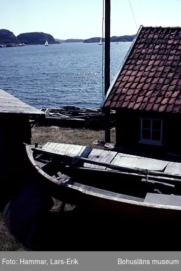 Motivbeskrivning: "F.d varv i Skredsvik, Bottnafjorden. Varvet drevs av båtbyggare Johan Jonasson fram till år 1942 och av Karl Johansson 1942-1975." 
Datum: Juli 1980.