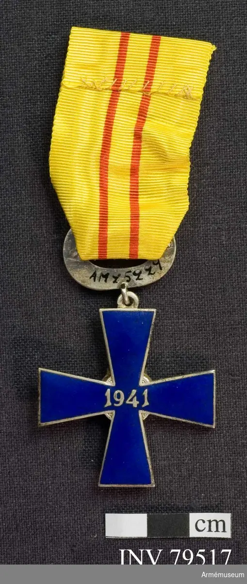 Ordenskors med årtalet 1941, Krans med lager och eklöv Band, gult med röda ränder. 
För riddare,civil, IV.klass, av finska frihetskorset.