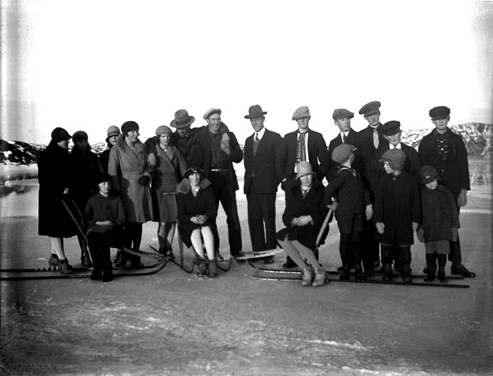 Enligt senare noteringar: "På Åbyfjordens is: från vänster: Natalia Olsson, Alinde Karlsson, Gladys Rodin, Göta Höglund, Arvid Pettersson, Göte och Arvid Pettersson, Karl Persson.
Fotot är antagligen från 1929 och någon säkerhet om igenkännande på alla finns ej".