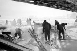 Otta bru - sprengte deler tas opp fra elveløpet