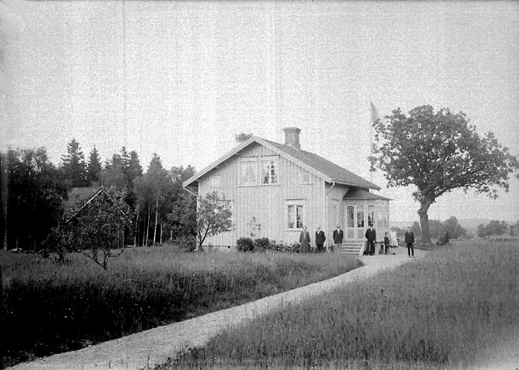 Enligt noteringar: "25 juni 1930. Gården ägdes av Ascheberg på 1680-talet och har legat under Torreby. Friköpt och uppstyckad under 1900-talet. På bilden familjen Gustav Nicklasson." (BJ)
