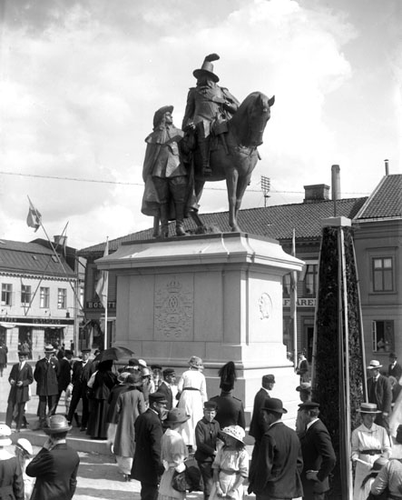 Staty på Kungstorget i Uddevalla föreställande kung Karl X Gustav och Erik Dahlbergh