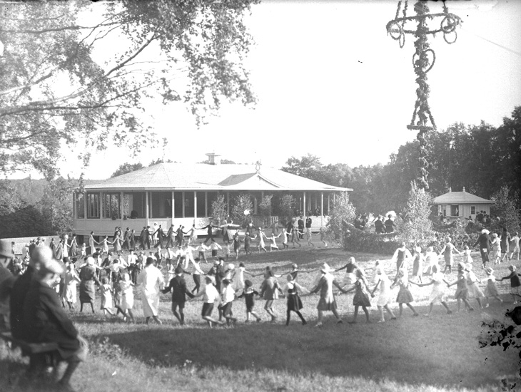 Midsommarfirande på 1940-talet i Folkets park, Munkedal