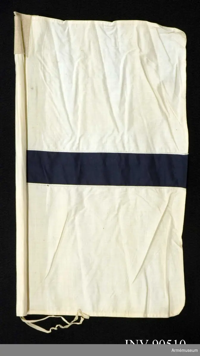 Vit flagga med blå rand till flaggställ mindre m/1909. Grupp H III. För semaforering.