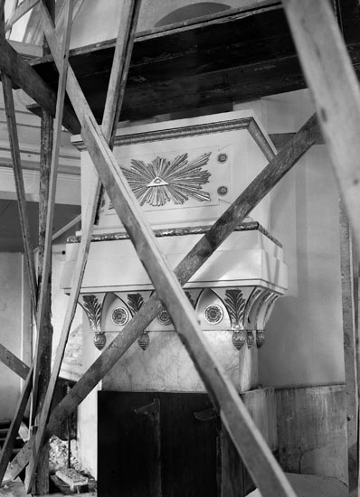Uppgift enligt fotografen: "Uddevalla. Kyrkan. Predikstolen renoveras 1938."
