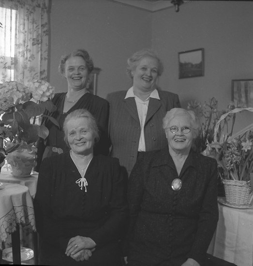 Text till bilden: "Fru Axelina Hedlund, Vallbog 50. 70 år. 1947.04.20".