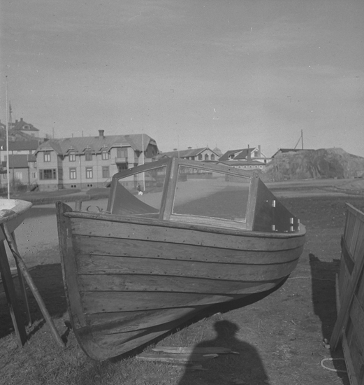 Text till bilden: "Åke Samuelsson, Lysekil. Foto av en båt. 1948.04.14"