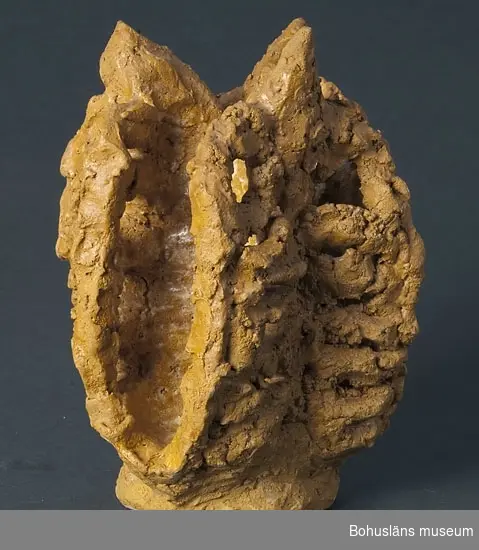 Skulptur "Fröhus tulpan", med gul glasyr.
Kompletterande upplysningar se UM019982