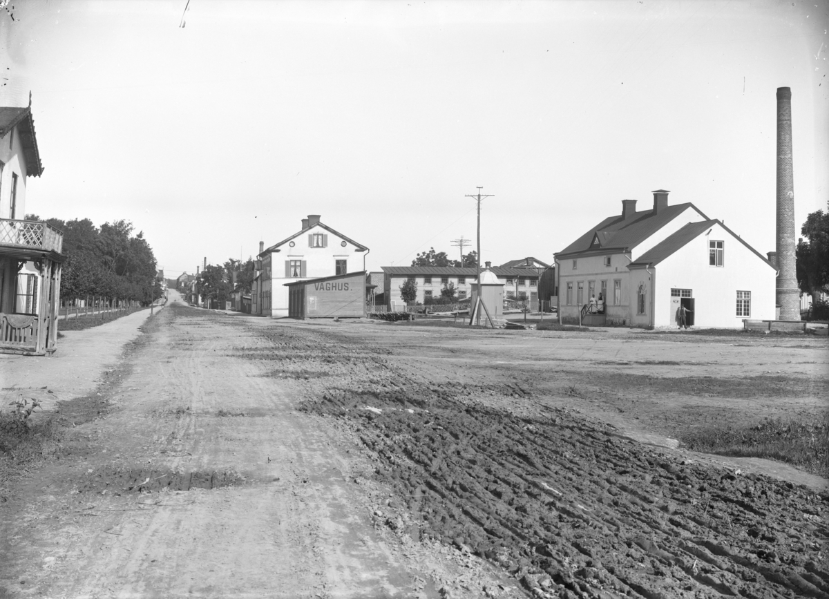 Kungsgatan, Munksundet, Enköping, vy från sydväst, 1907. I vänster bildkant gamla mejeriet. Till höger våghus, Munksundskällan och varmbadhuset.