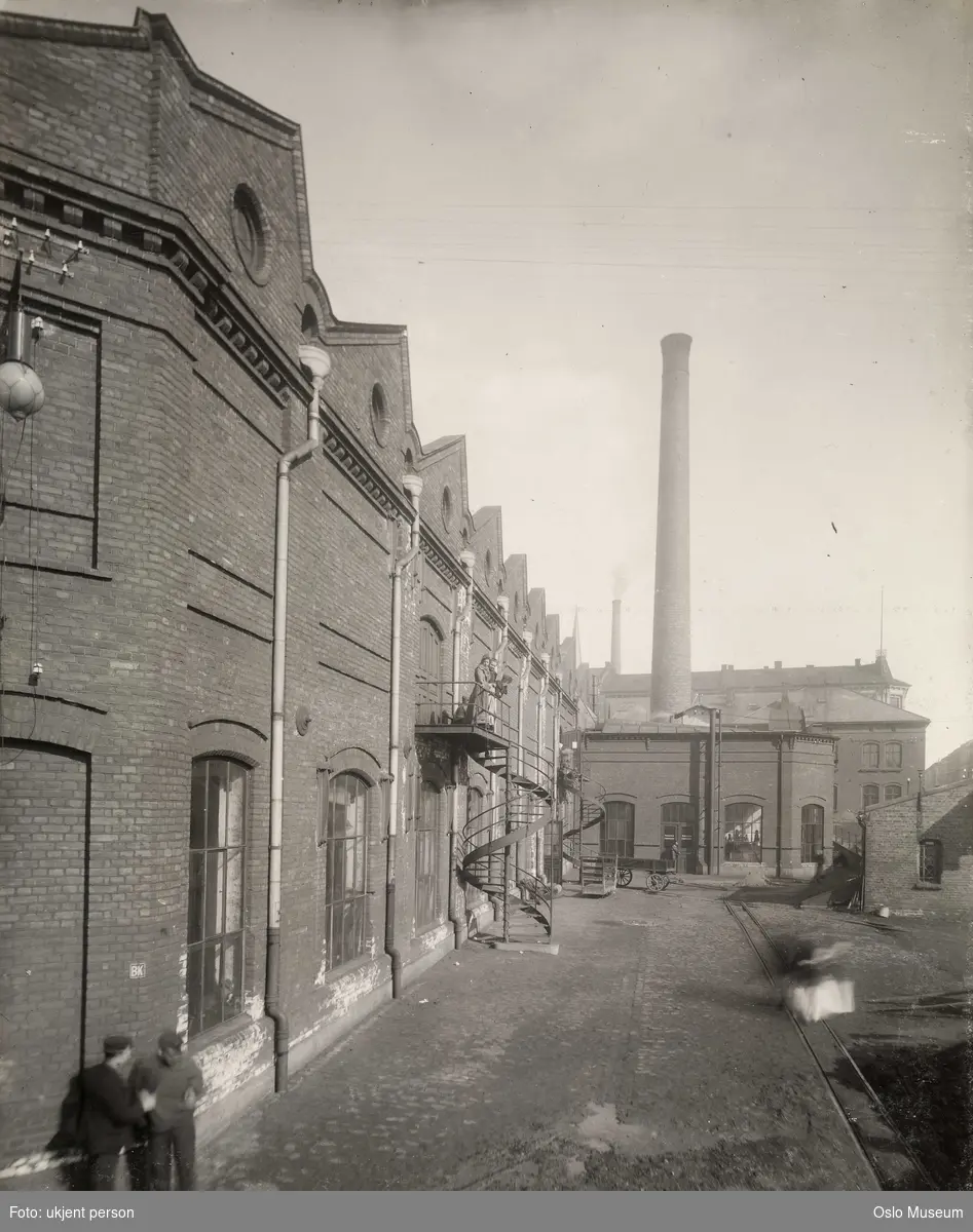 Christiania Seildugsfabrik, fabrikkbygning, vindeltrapper, fabrikkpipe, menn, kvinner