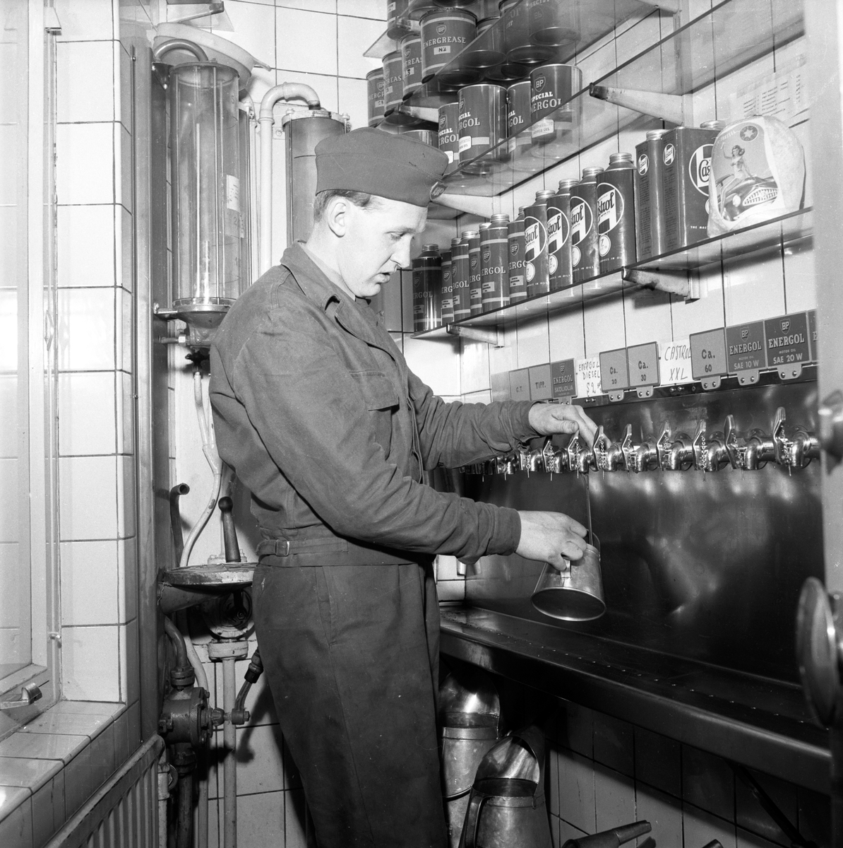 Anställd på BP Bensinstation i Huskvarna den 27 september 1956.