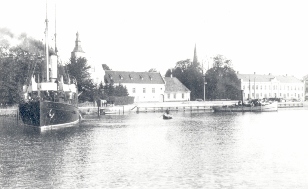 Hamnen, Slottet, Gamla Rådhuset. Foto mellan 1905-1910. Gåva av Olle Carlsson 30 jan 2002.