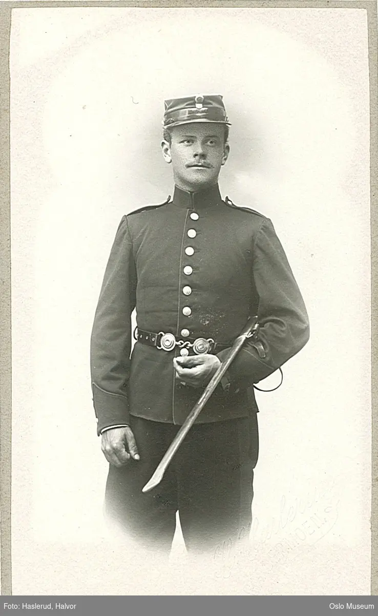 portrett, mann, soldat, uniform, gevær, vignettert stående knefigur