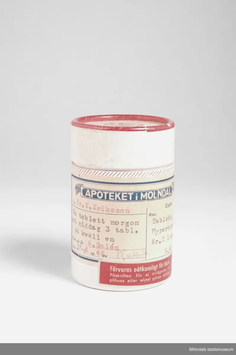 Medicinburk av rund pappkartong med lock. Innehöll Hypertonal tabletter. Etikett från Mölndals apotek.