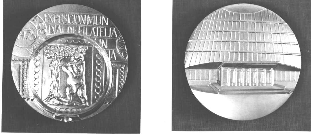 Medalj av vitmetall, rund, tilldelad Postmuseum
ochPoststyrelsen för deltagande i frimärksutställningen Espana 75, 4
-13 april 1975 i Madrid, Spanien. Åtsidan visar inom en cirkel,
ramenav ett förstoringsglas, ett frimärke med bilden av en björn
under ettträd. Björnen ingår i Madrids stadsvapen. Text enligt MRK.
Frånsidanvisar entr`n till en av utställningshallarna. Medaljen i
blått etui.