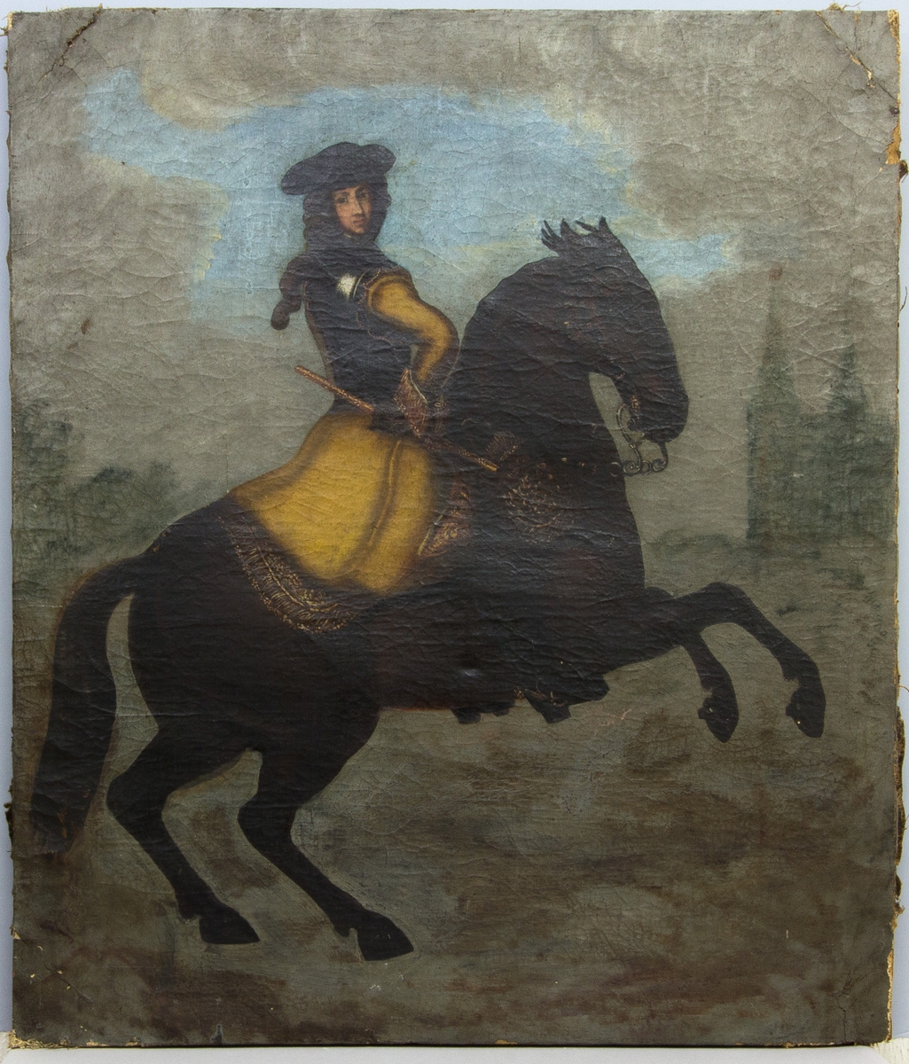Porträtt av Karl XI till häst med armen i sidan, iklädd lång gul rock. Kyrka eller slottsbyggnad i bakgrunden.