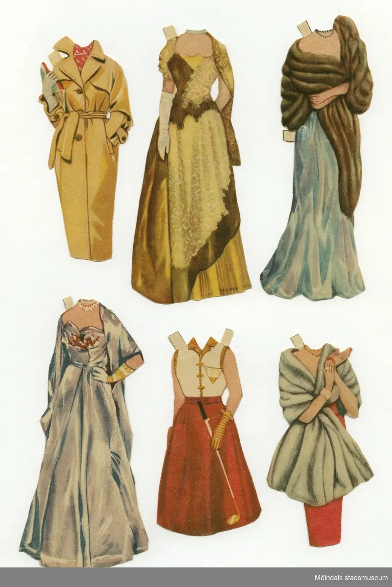 Pappersdocka med kläder och tillbehör, urklippta ur tidning på 1950-talet. Docka och kläder är märkta "Maj-Britt" på baksidan - dockans namn. Dockan föreställer en kvinna med blond frisyr, iklädd svart underklänning och röda skor. Garderoben består av tre set med kjol och tröja/jacka, golfkläder (ärmlös blus och kjol), två vadlånga aftonklänningar, tre balklänningar, två kappor, samt två hattar. Dockan har också paket som tillbehör. Docka och kläder förvaras i ett vitt C6-kuvert, märkt "Maj-Britt", men ursprungligen poststämplat i Åbo, Finland 1954, till familjen.
