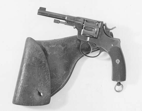 Revolver av modell 1887 för lantbrevbärare.
Modellentillverkades av Nagant, Liege i Belgien fram till 1895 och
därefterav Husqvarna Vapenfabrik där tillverkningen upphörde år 1907.
Nagantskonstruktion är avsedd för 6 st centralantändningspatroner med
enkaliber av 7,5 mm (7,5 Suedois). Revolvern är försedd med s
kdubbelspänning, den kan alltså avfyras enbart med avtryckaren
ellergenom att först spänna hanen. Revolvern togs ut så sent som
underandra världskriget till värdetransporter. Slagstiftet
avkortat,fungerar ej. På kolven, undertill, sitter en metallögla.
Vapnetstillverkningsnummer är 1463.