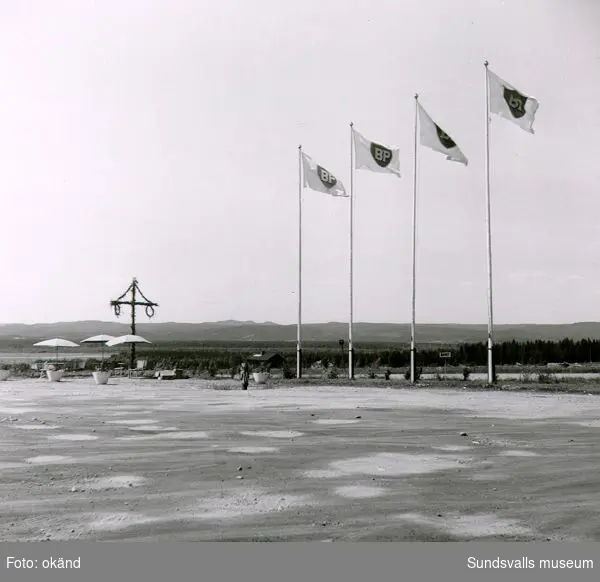 BP:s bensinstation i Torsboda, Hässjö. Möjligen i samband med invigningen midsommar 1957. I bakgrunden syns Midlanda flygfält. Till höger går E4.